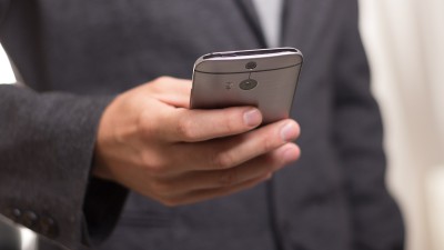 En person som surfar på mobilen.