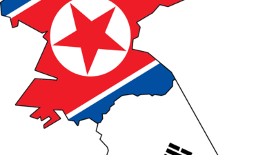 En karta som visar gränserna mellan Nord- och Sydkorea med deras flaggor