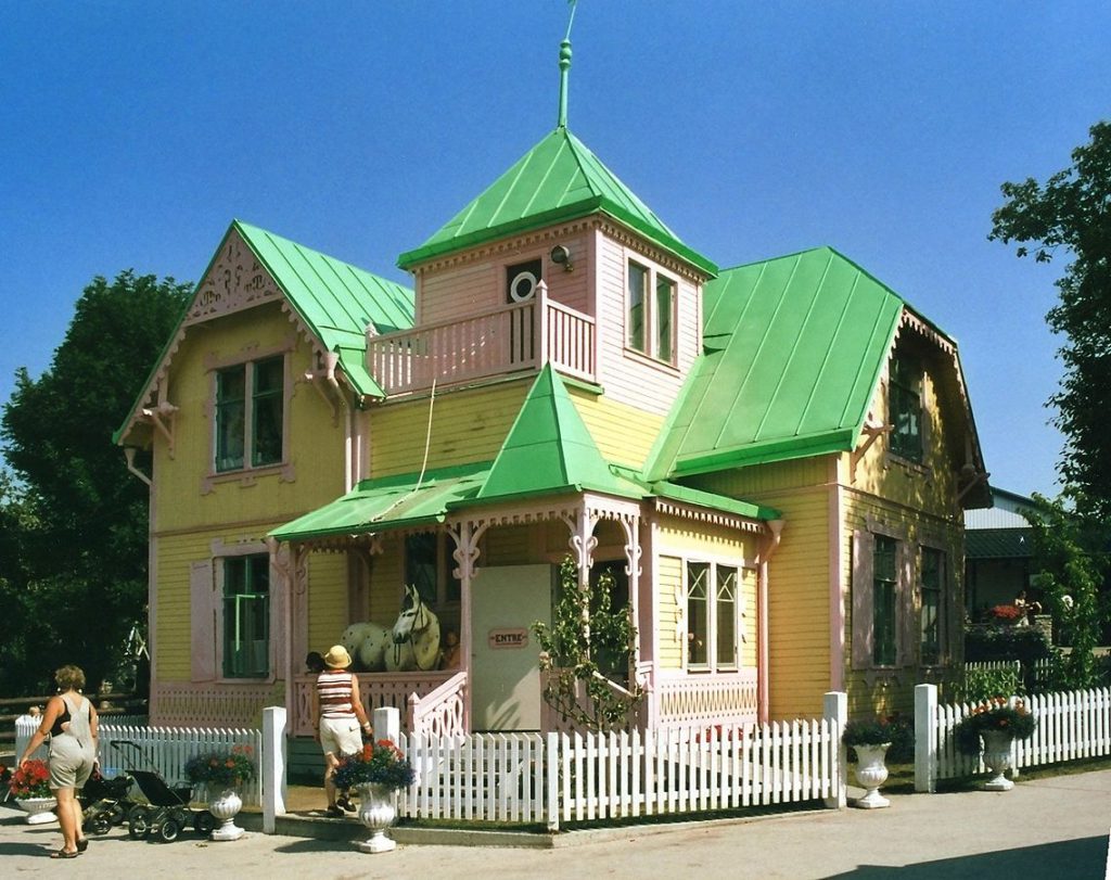 Villa Villekulla med sina gula väggar och gröna tak.
