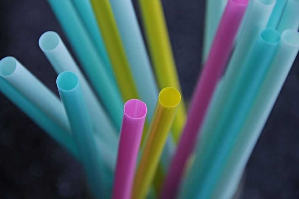 Plastsugrör i olika färger