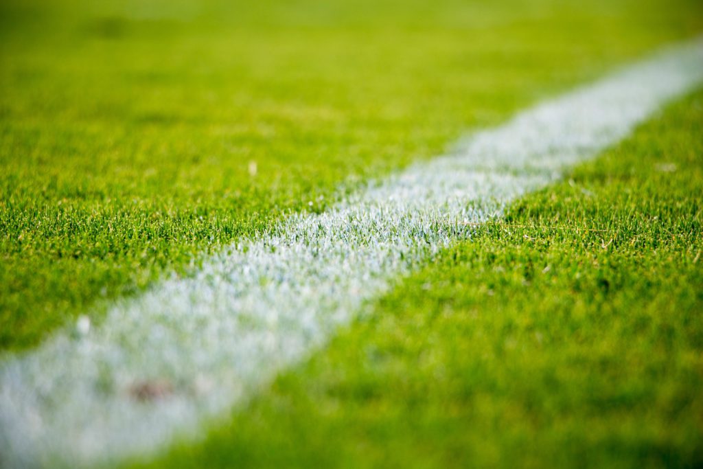 En fotbollsplan utan människor.