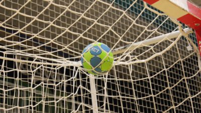 En handboll i nätet på ett mål