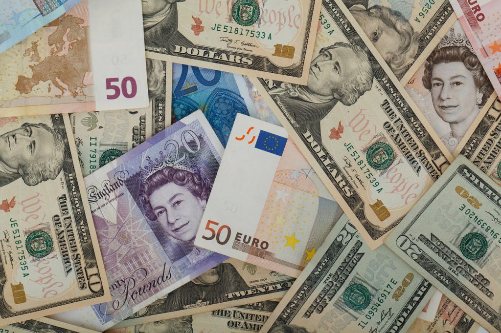 Pengar i olika valutor, bland annat euro, dollar och pund