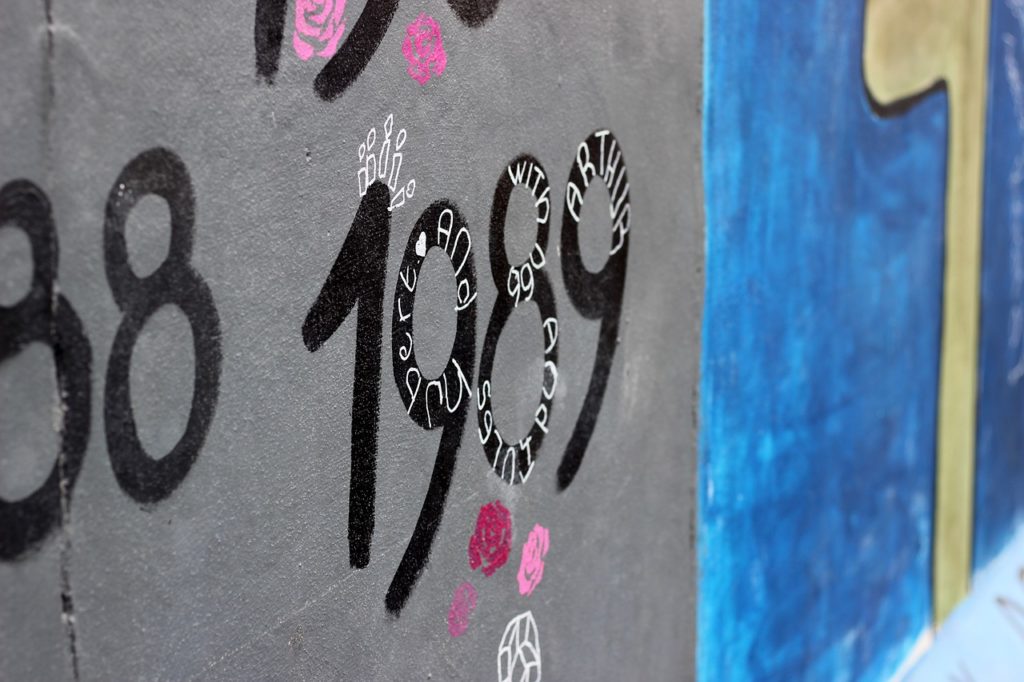 En bit av berlinmuren där någon har klottrat "1989"