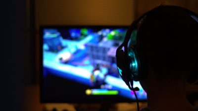En person som spelar datorspelet Fortnite.