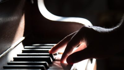 Någon som spelar på ett piano.