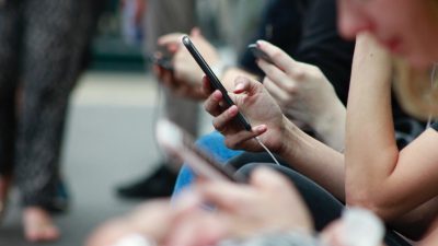Människor som kollar på sina telefoner.