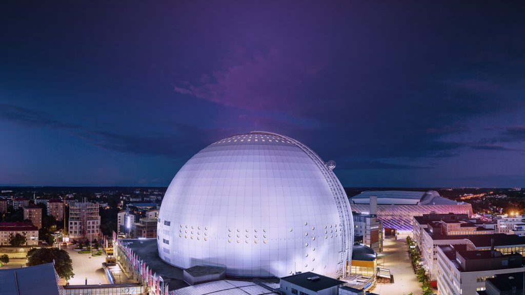 Avicii arena under en natthimmel.