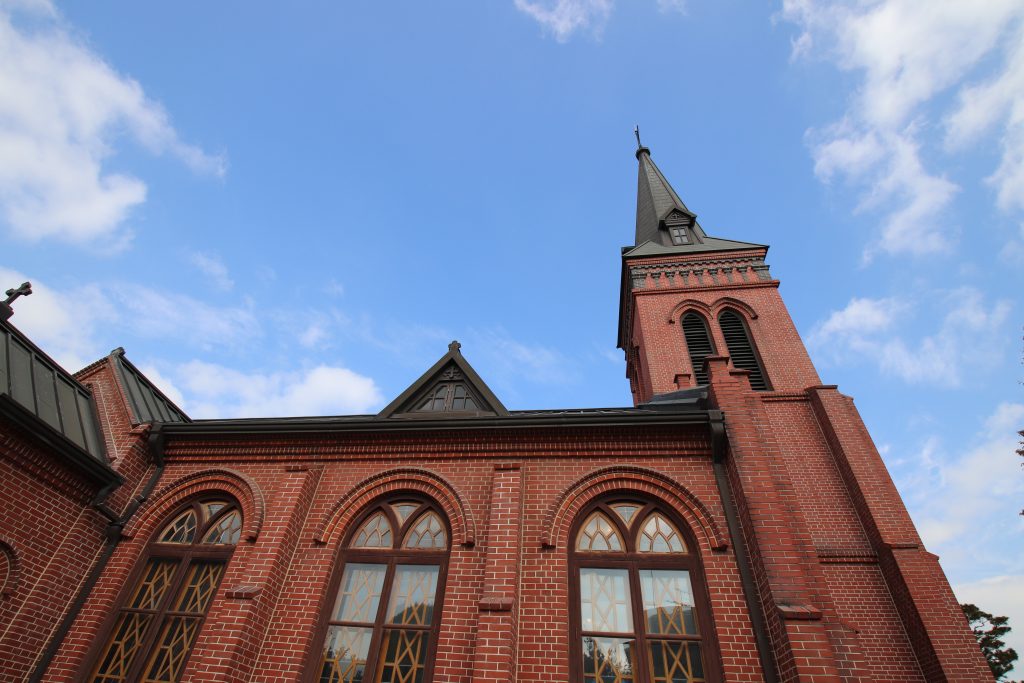En röd tegelkyrka.