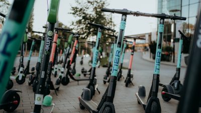 Bild på en massa elsparkcyklar som står parkerade i centrala Göteborg.